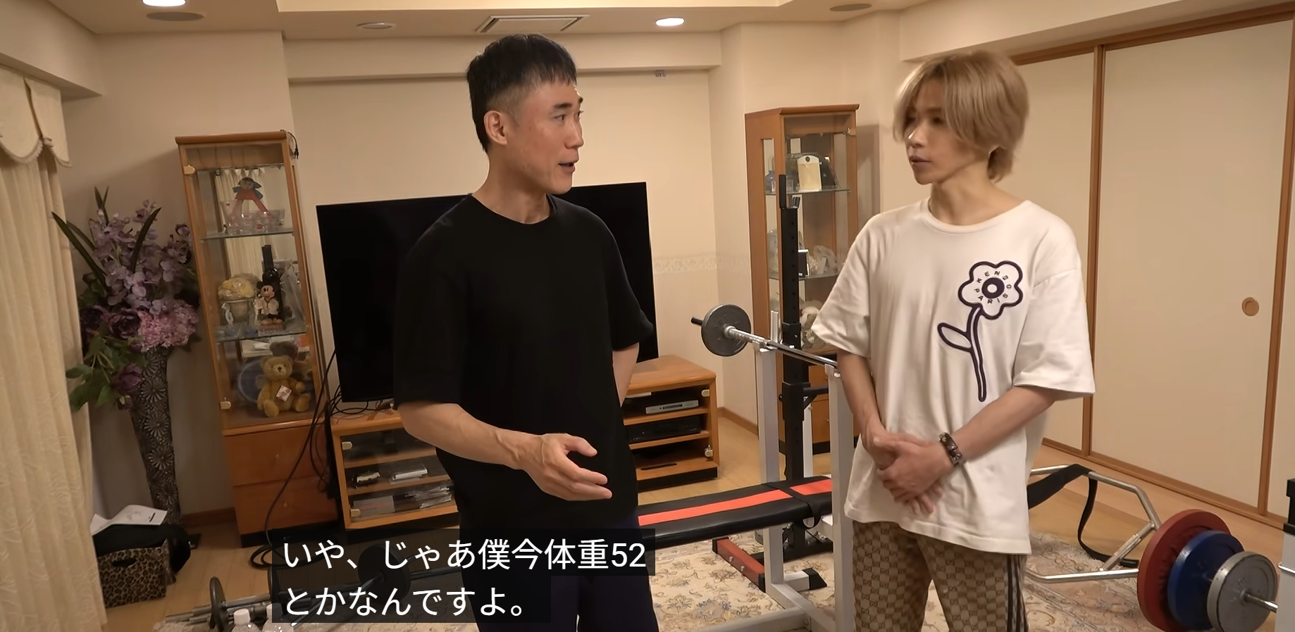 ベンチプレス対決前に体重を話すタケヤキ翔さん